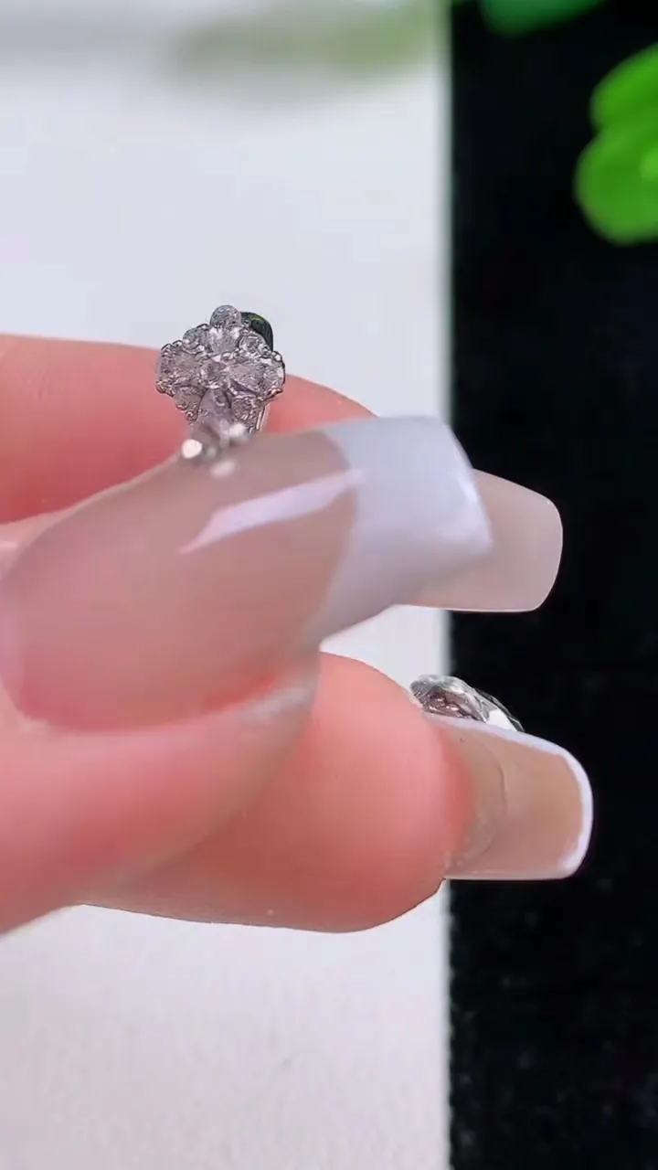 天然A货翡翠葫芦吊坠，尺寸14.6-10.8-7，重量:1.85g
12月3日