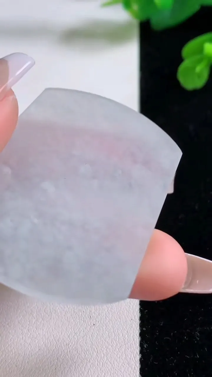 天然A货翡翠无事牌镶嵌件，尺寸53.2-37.8-2.5，重量:15.27g
12月3日