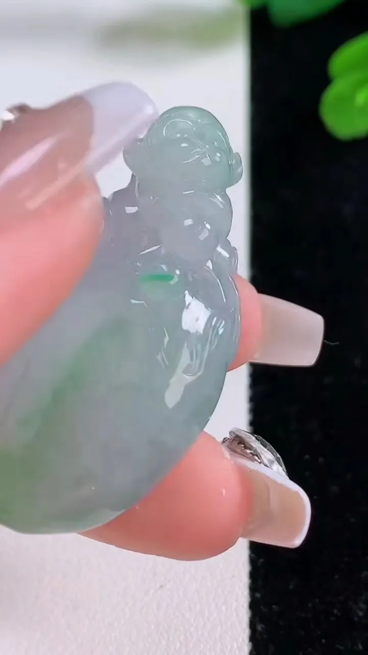 天然A货翡翠灵猴献瑞 寿桃吊坠，尺寸45-26-11.4，重量:22.83g
12月3日