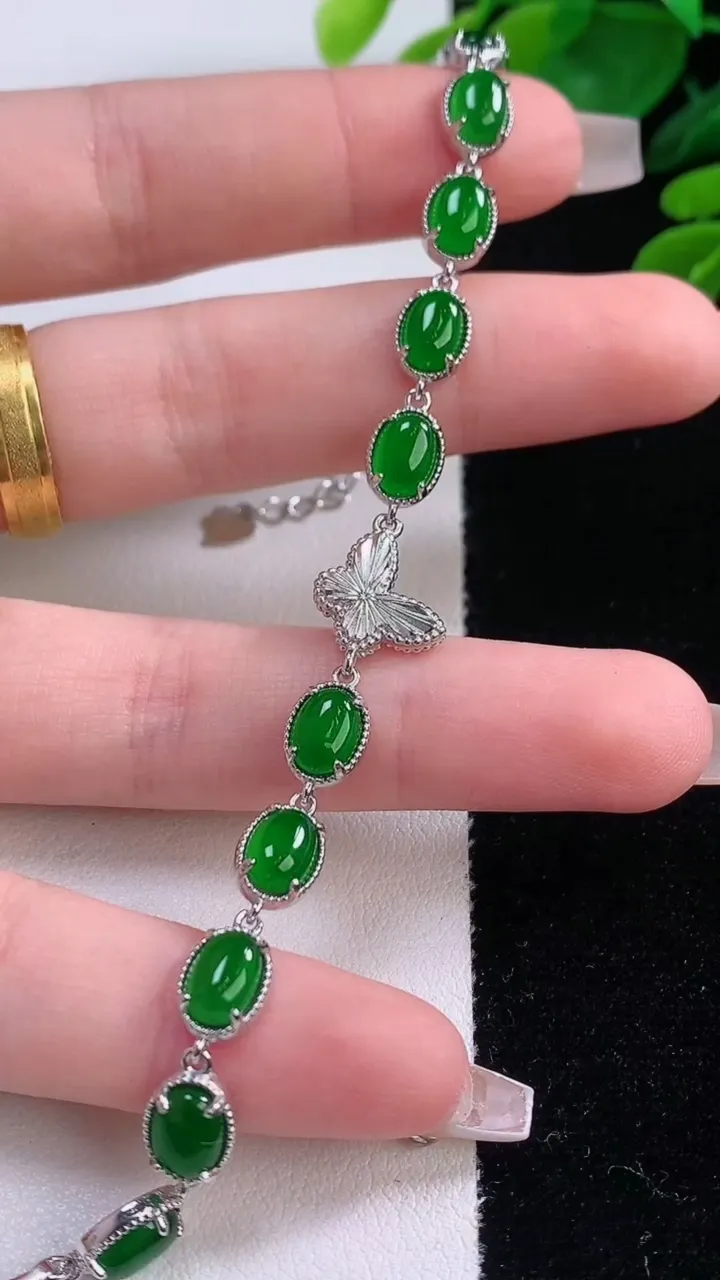 天然A货翡翠蛋面手链，尺寸6.4-5.4，重量:6.05g
12月3日