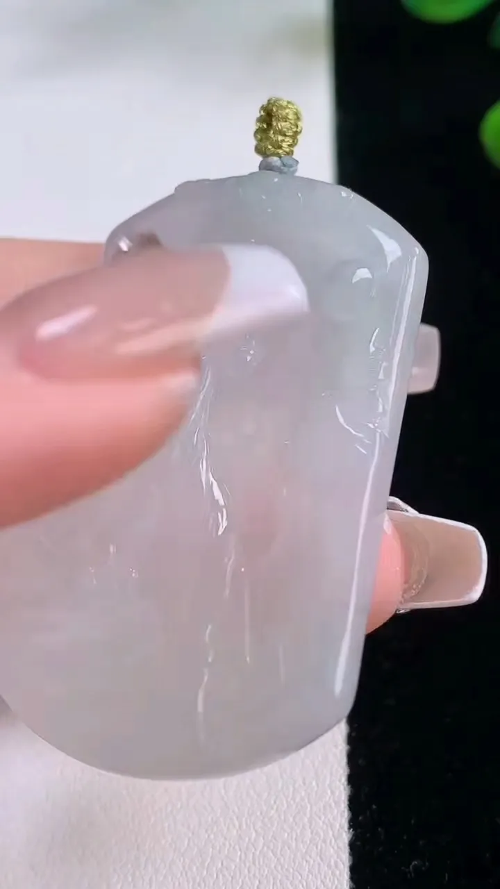 天然A货翡翠生肖虎吊坠，尺寸49-32.3-4.5，重量:18.84g
12月3日