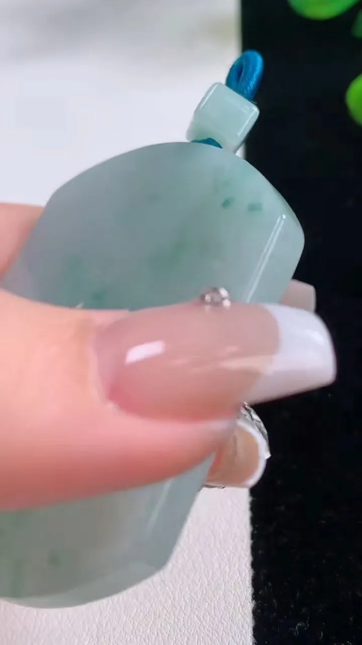 天然A货翡翠飘花无事牌吊坠，尺寸53.7-42-5.2，重量:35.02g
12月3日