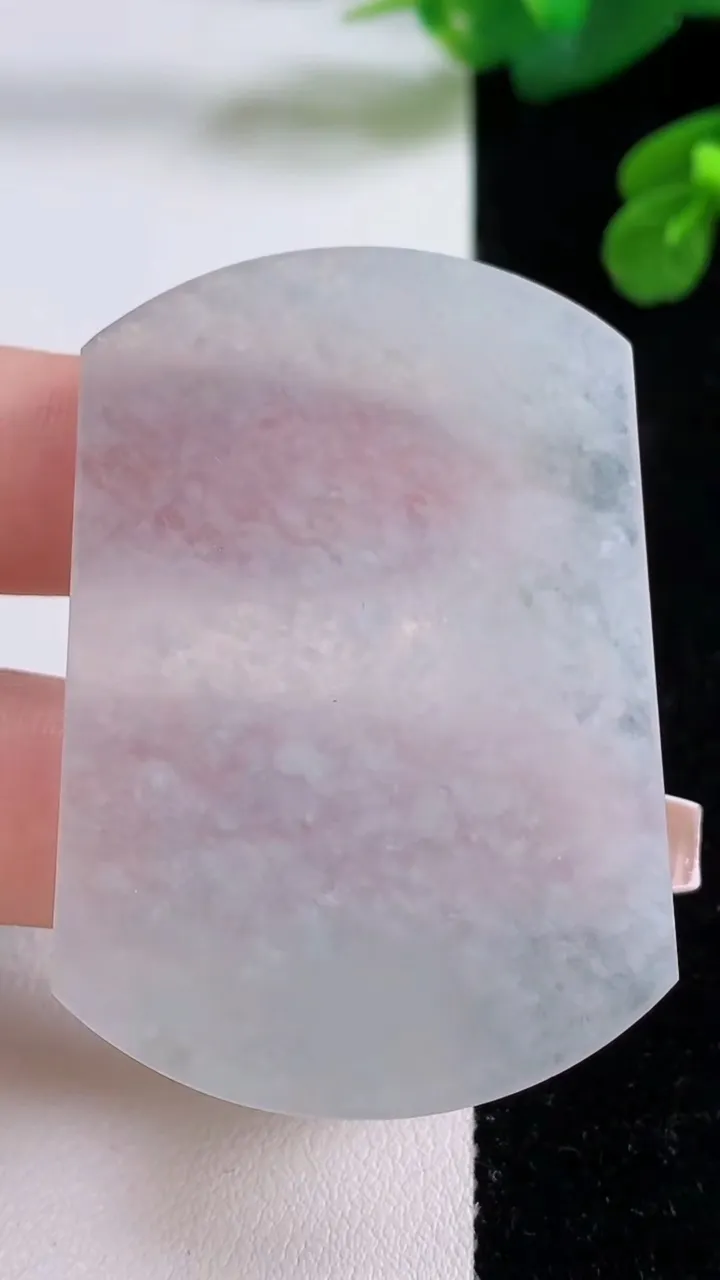 天然A货翡翠无事牌镶嵌件，尺寸53.2-37.8-2.5，重量:15.27g
12月3日