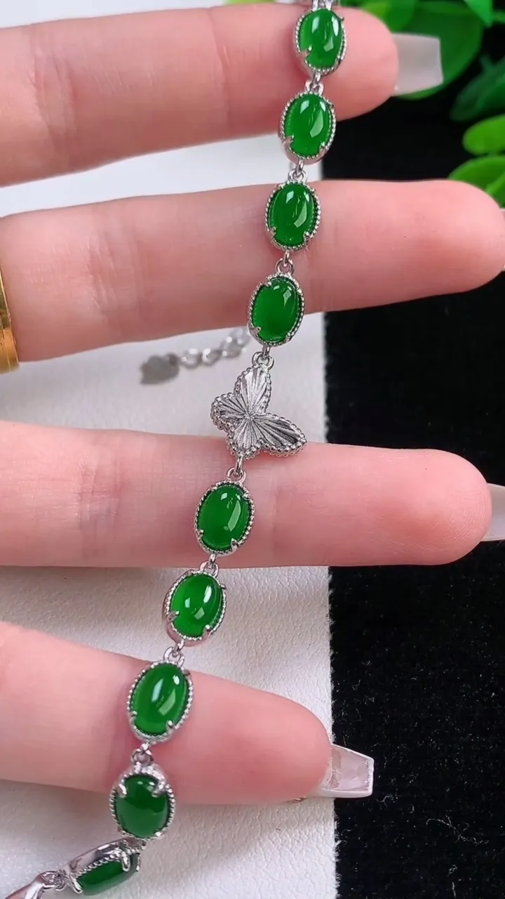 天然A货翡翠蛋面手链，尺寸6.4-5.4，重量:6.05g
12月3日