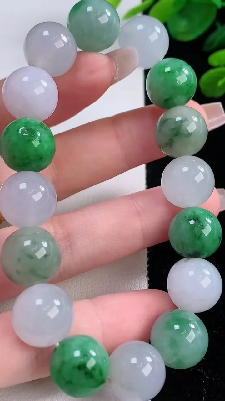 天然A货翡翠圆珠手串，尺寸12.4-16颗，重量:54.06g12月3日
工厂直销收藏佳品,种好水足，色泽均匀，有种有色，上手高大气！