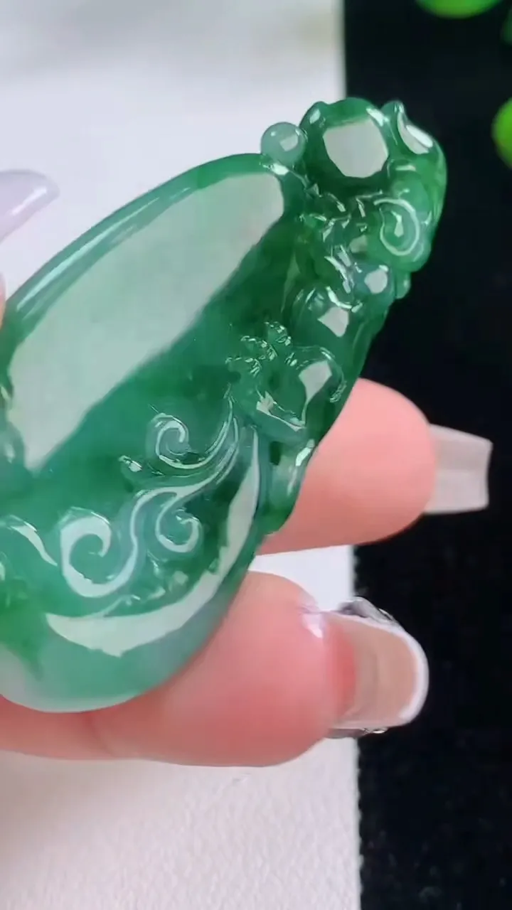 天然A货翡翠福瓜吊坠，尺寸51-24.2-7.4，重量:17.72g
12月3日