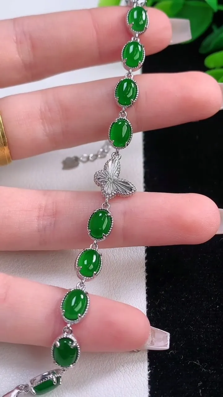 天然A货翡翠蛋面手链，尺寸6.4-5.4，重量:6.05g
12月3日