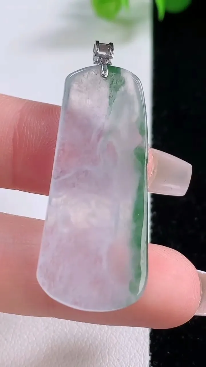 天然A货翡翠种飘花关公吊坠，尺寸38.4-16.4-3.8，重量:5.88g
12月4日