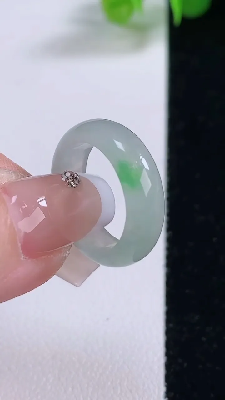 天然A货翡翠指环 戒指，尺寸15.7-5-2.2，重量:2.83g2025年12月4日
工厂直销收藏佳品,种好水足，色泽均匀，有种有色，上手高大气！