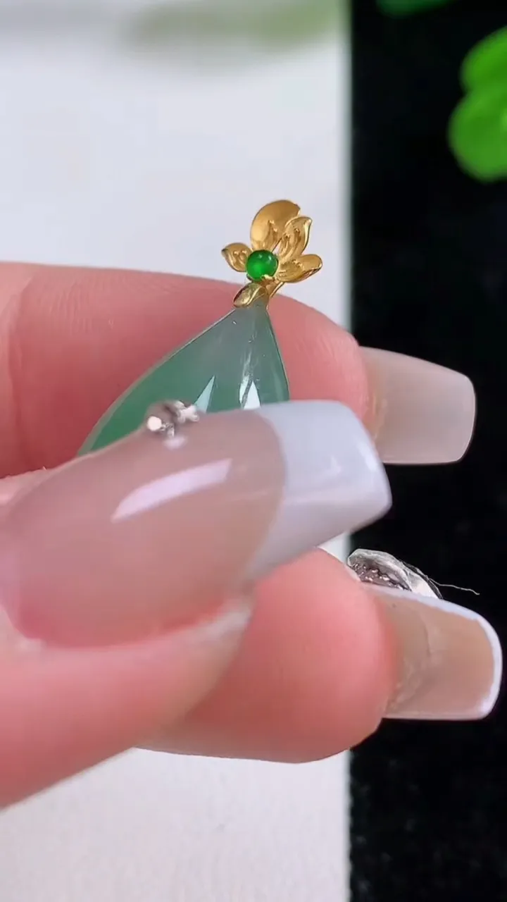 天然A货翡翠水滴吊坠，尺寸20-14.4-7.8，重量:3.96g
12月4日