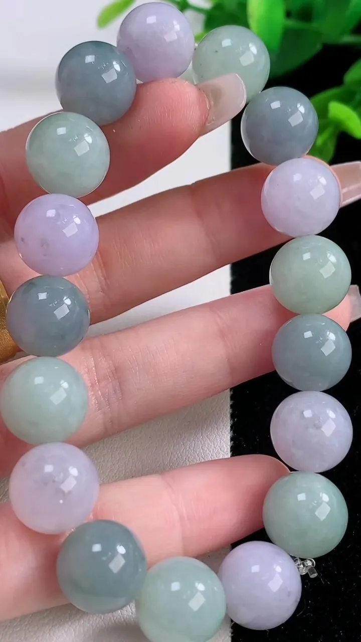 天然A货翡翠春带彩 紫罗兰圆珠手串，尺寸14.8-17颗，重量:52.49g12月4日
工厂直销收藏佳品,种好水足，色泽均匀，有种有色，上手高大气！