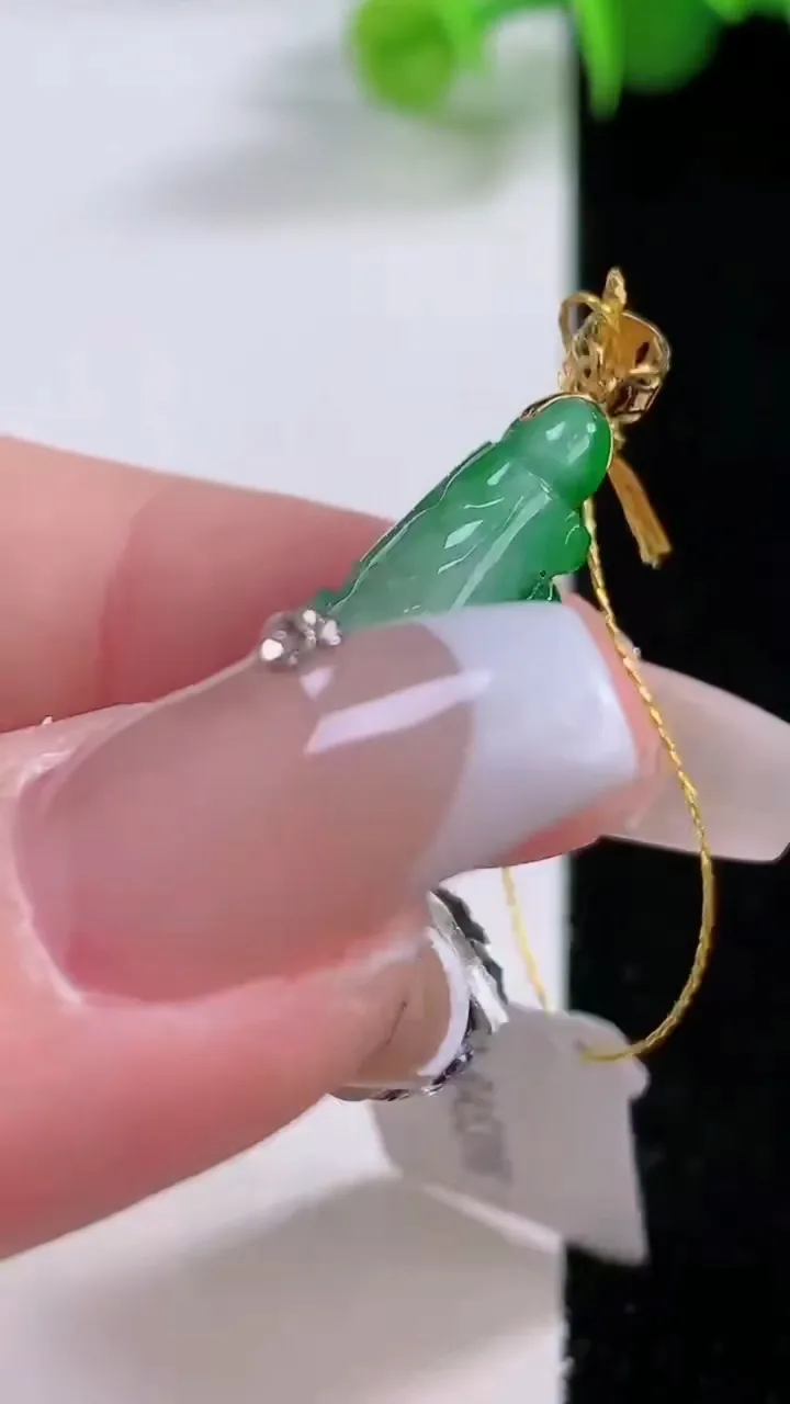 天然A货翡翠白菜吊坠，尺寸29.4-13.2-8，重量:4.68g
12月4日