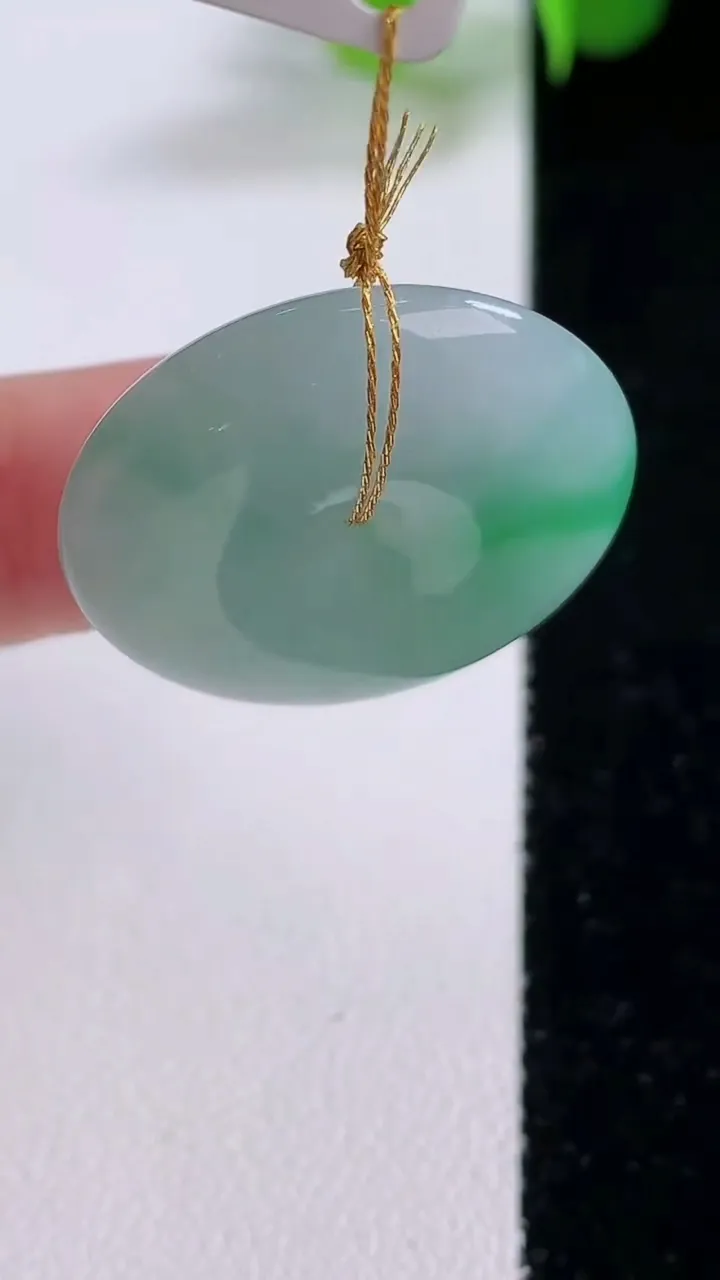 天然A货翡翠平安扣吊坠，尺寸26-6.2，重量:9.31g
12月4日