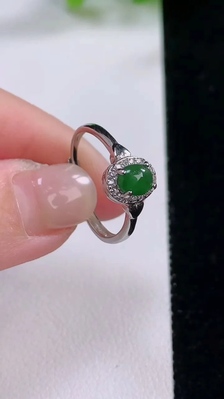 天然A货翡翠蛋面戒指，尺寸5.8-4.6，重:1.54g2025年12月4日
工厂直销收藏佳品,种好