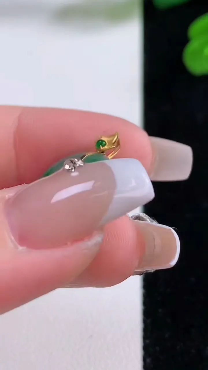 天然A货翡翠平安扣吊坠，尺寸16-4.7，重量:3.08g
12月4日