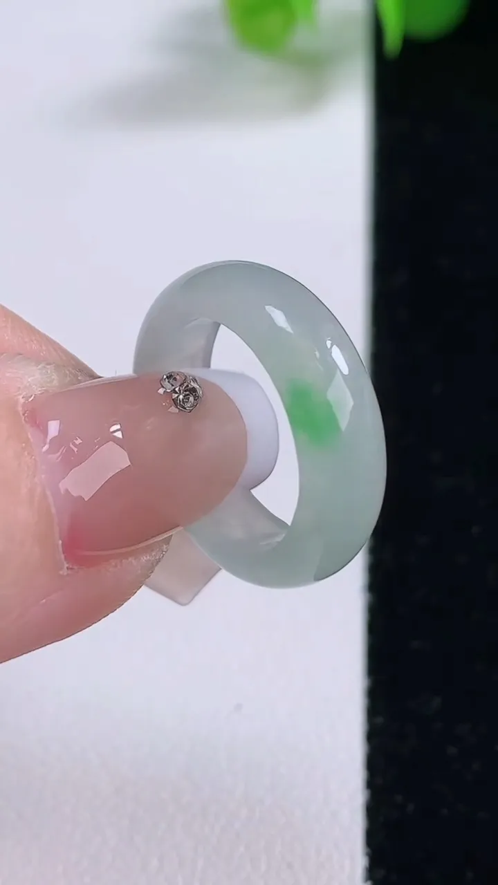 天然A货翡翠指环 戒指，尺寸15.7-5-2.2，重量:2.83g2025年12月4日
工厂直销收藏