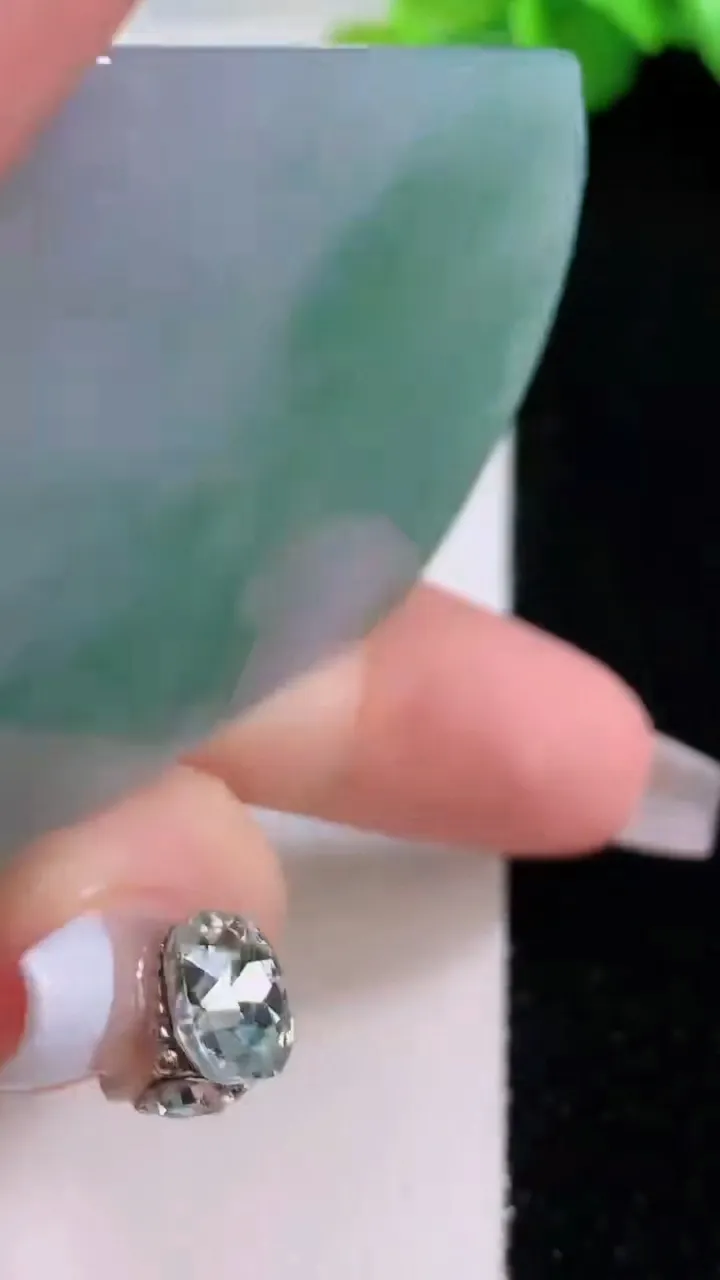 天然A货翡翠牌吊坠，尺寸53-43-5.2，重量:28.47g
12月4日