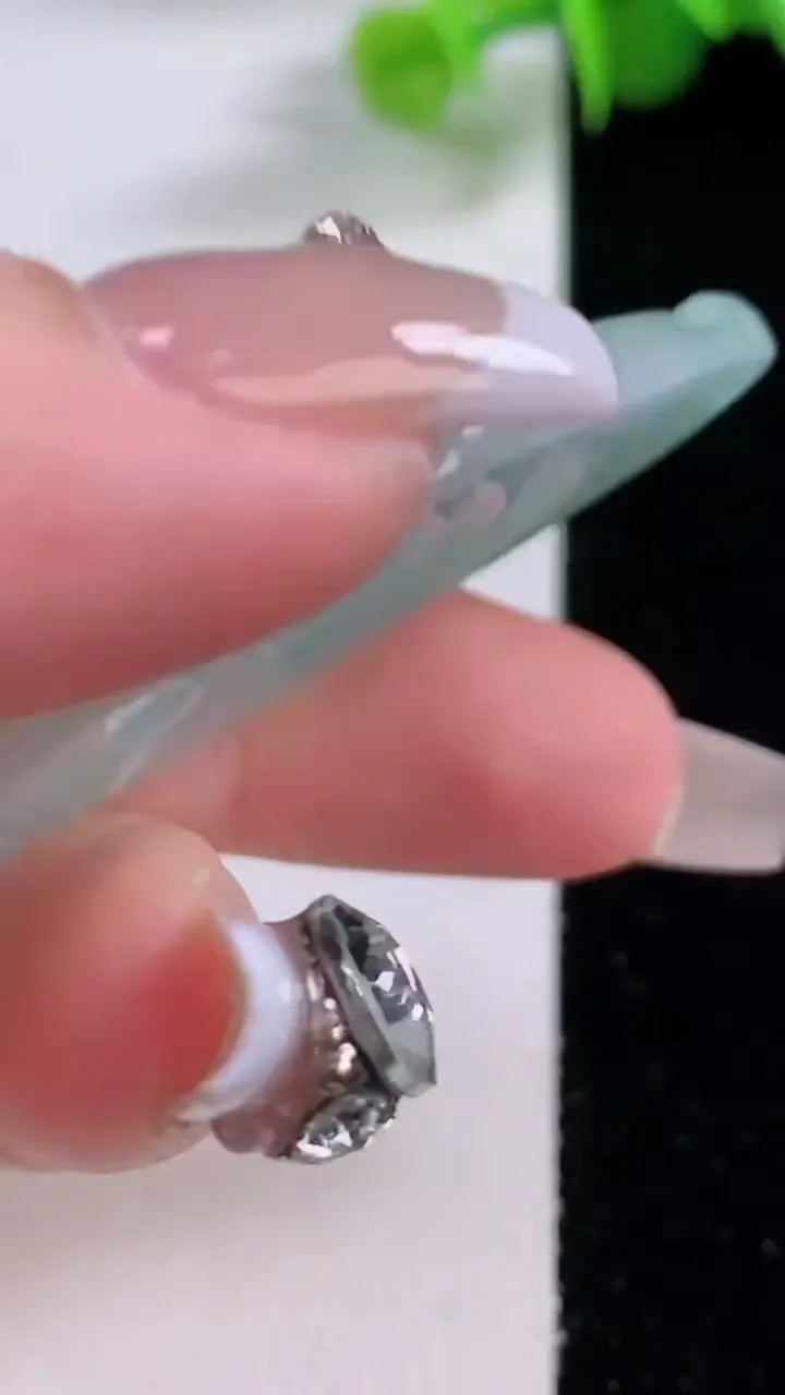 天然A货翡翠御龙观音菩萨吊坠，尺寸60-27.2-4.8，重量:15.84g
12月4日