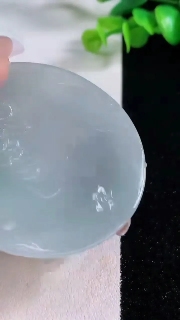 天然A货翡翠大势至观音菩萨吊坠，尺寸55.6-5.6，重量:36.99g
12月4日