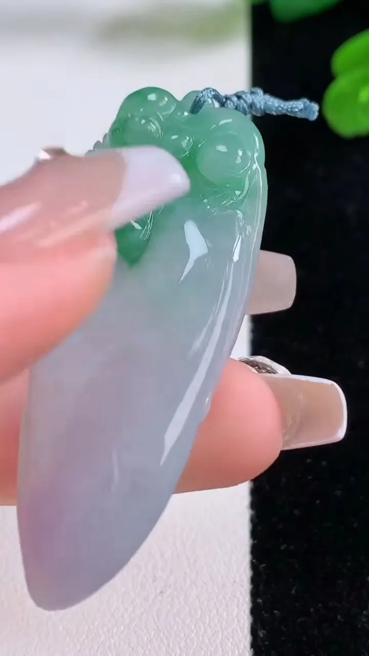 天然A货翡翠福瓜吊坠，尺寸43.8-21-6.3，重量:15.68g
12月4日