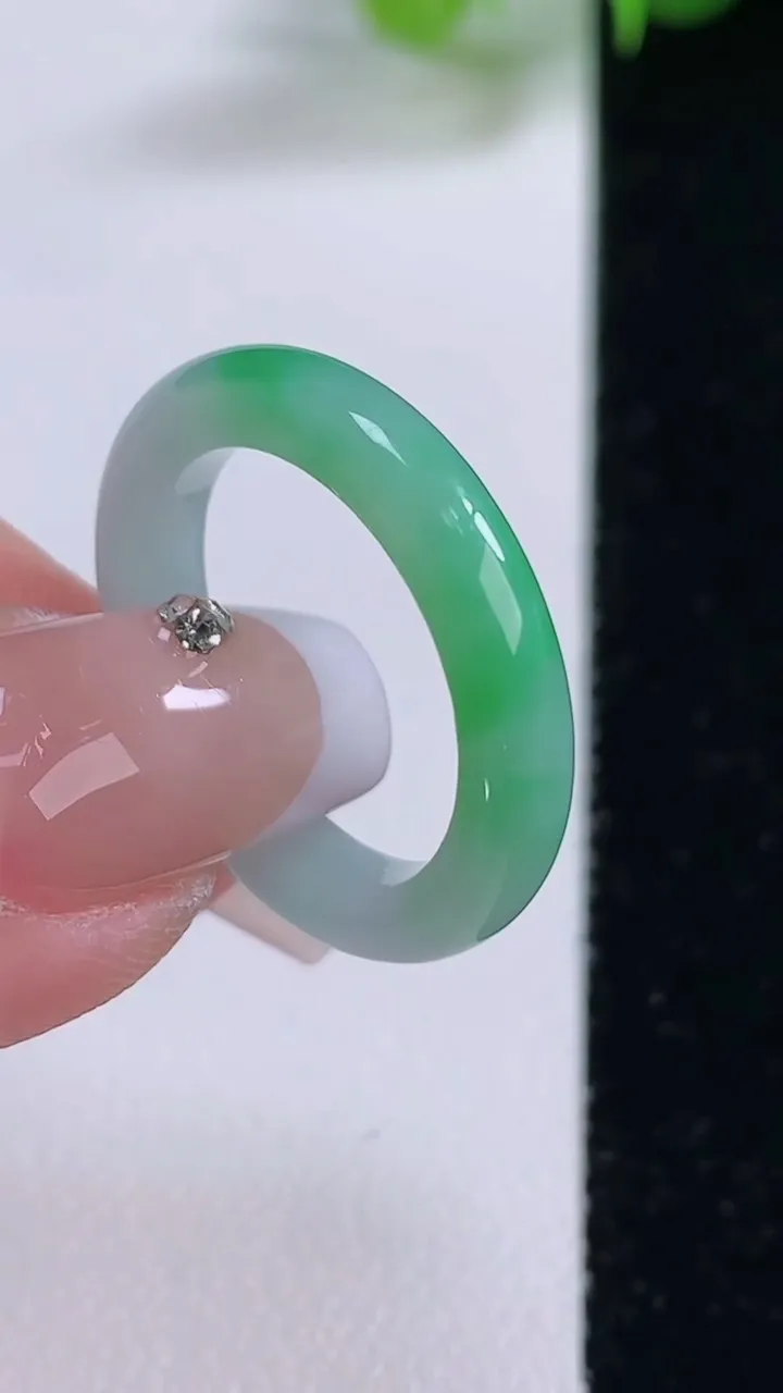 天然A货翡翠指环 戒指，尺寸17.8-3.7-2.9，重量:2.92g2025年12月4日
工厂直销收藏佳品,种好水足，色泽均匀，有种有色，上手高大气！