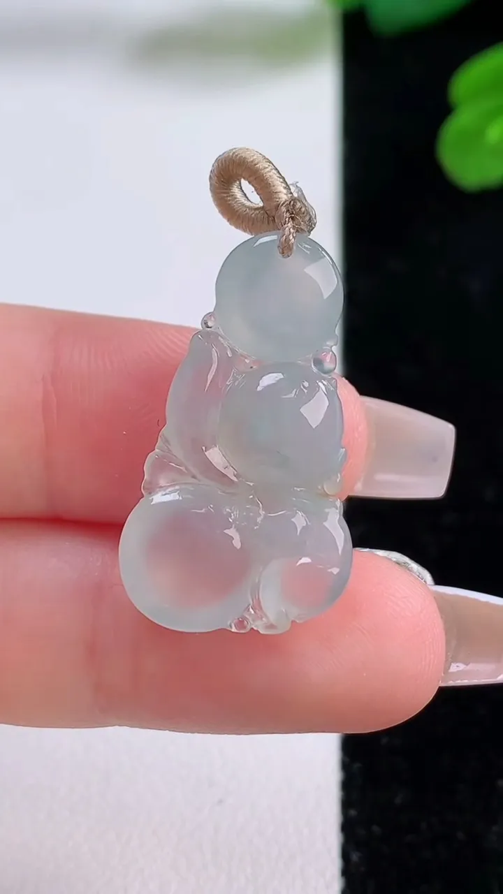 天然A货翡翠生肖猴吊坠，尺寸26-15.7-5.4，重量:3.39g
12月4日