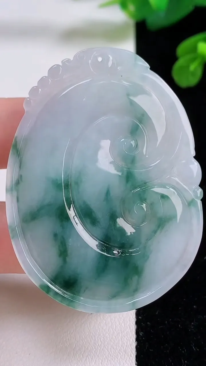 天然A货翡翠飘花如意吊坠，尺寸57-45.4-6，重量:25.93g
12月4日