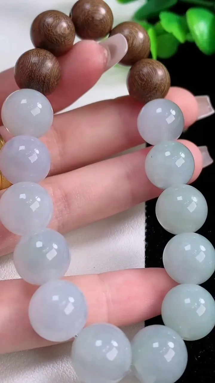 天然A货翡翠圆珠檀香手串13颗，尺寸12.3，重量:45.17g12月4日
工厂直销收藏佳品,种好水足，色泽均匀，有种有色，上手高大气！