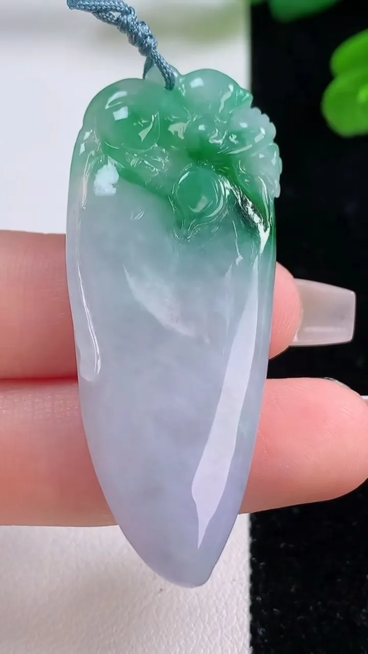 天然A货翡翠福瓜吊坠，尺寸43.8-21-6.3，重量:15.68g
12月4日