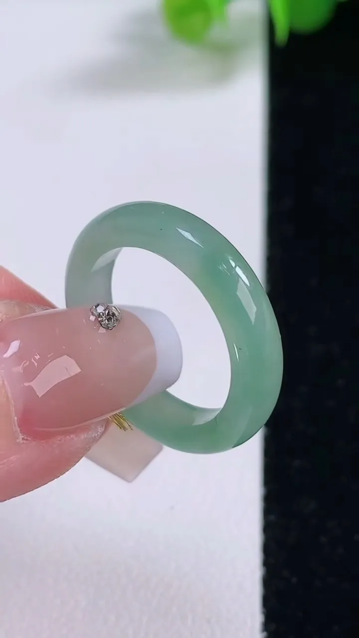 天然A货翡翠指环 戒指，尺寸17.8-4.2-2.9，重量:3.02g2025年12月4日
工厂直销收藏佳品,种好水足，色泽均匀，有种有色，上手高大气！