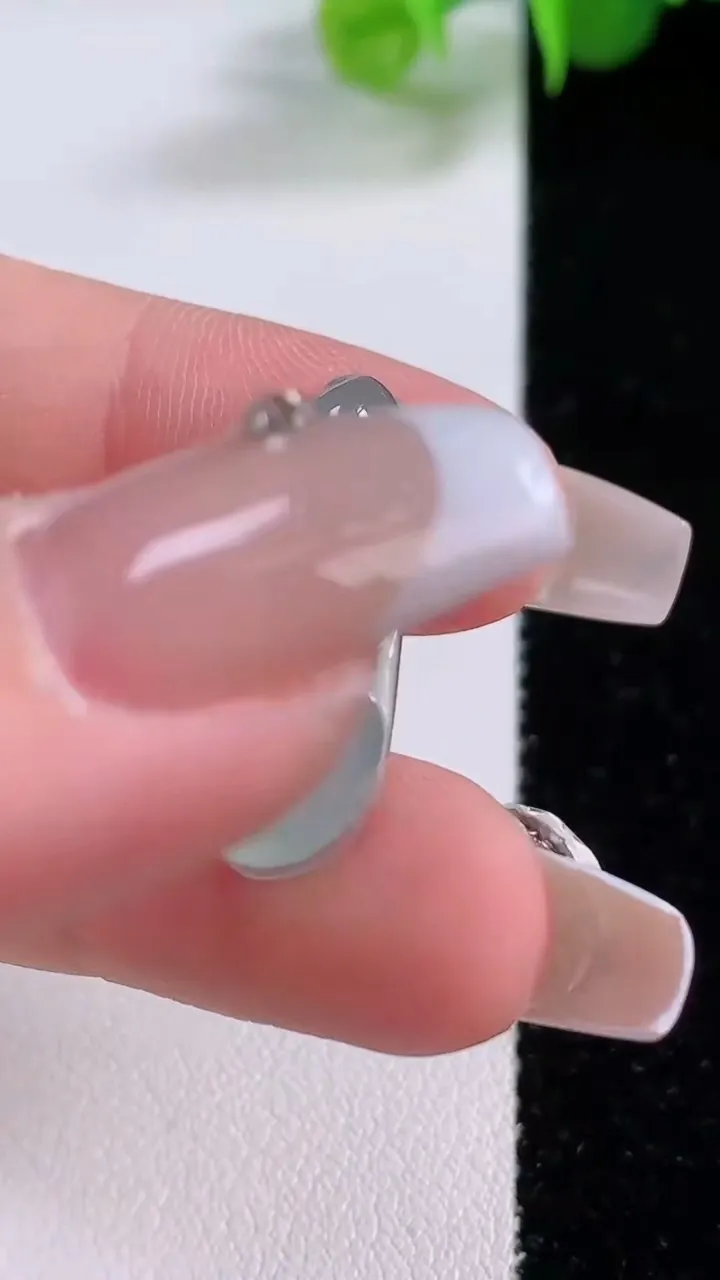 天然A货翡翠福豆吊坠，尺寸25-9-6，重量:2.35g
12月4日