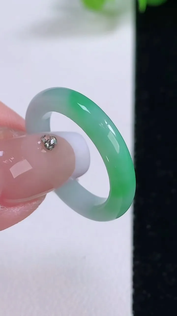 天然A货翡翠指环 戒指，尺寸17.8-3.7-2.9，重量:2.92g2025年12月4日
工厂直销