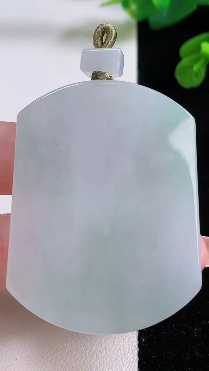 天然A货翡翠无事牌吊坠，尺寸53-40.6-5.9，重量:37.67g
12月4日