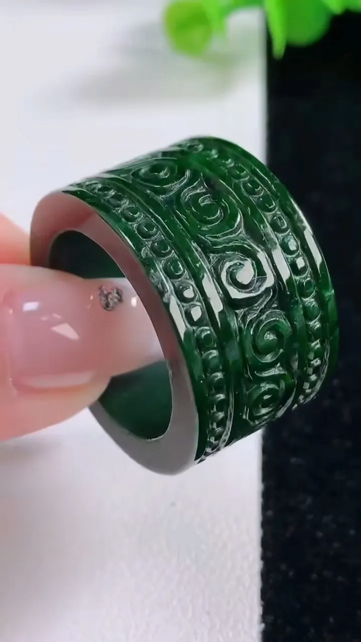 天然A货翡翠雕花扳指 戒指，尺寸22.5-16.7-3.8，重量:19.03g2025年12月4日
工厂直销收藏佳品,种好水足，色泽均匀，有种有色，上手高大气！