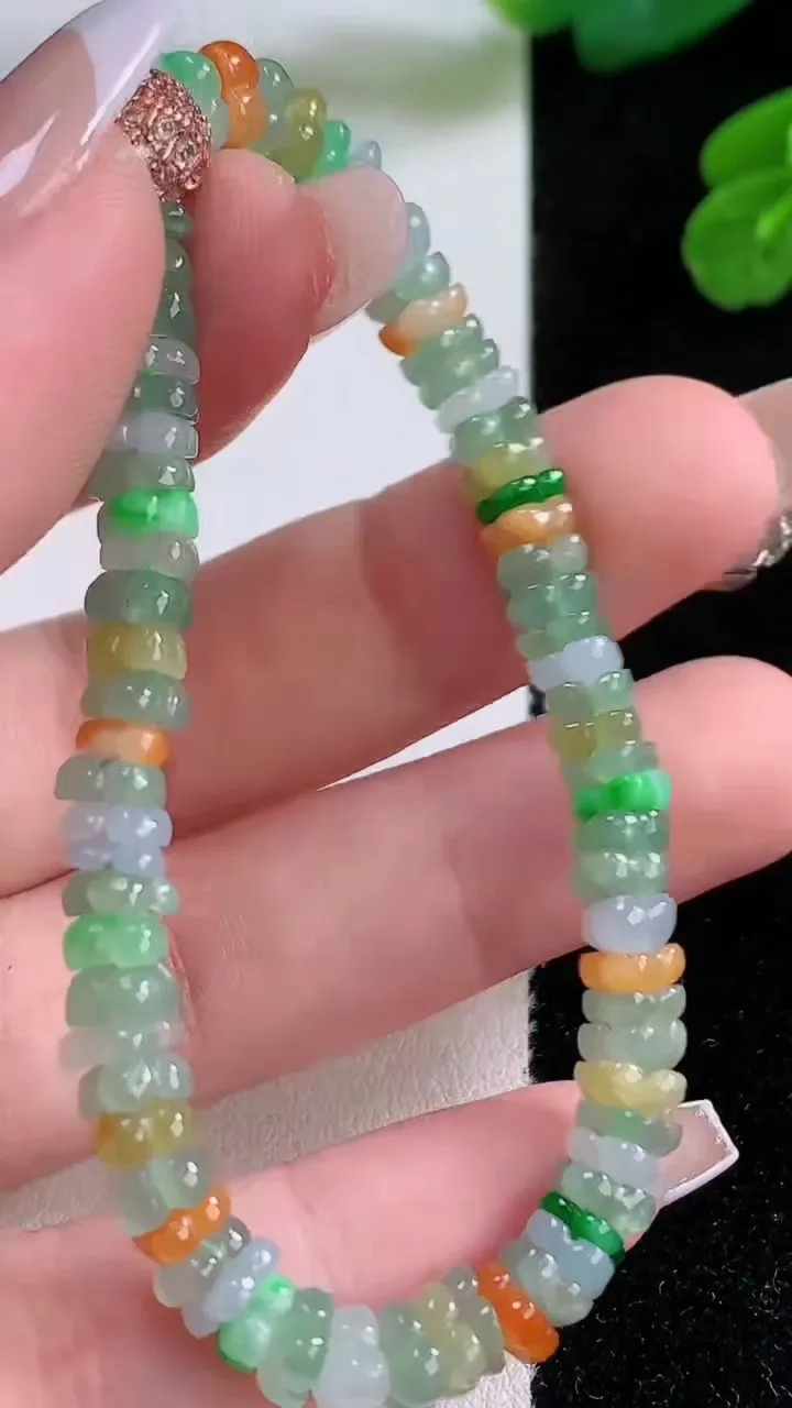 天然A货翡翠种三彩莲花手串，尺寸5.2-5-2.6-70颗，重量:10.35g12月4日
工厂直销收
