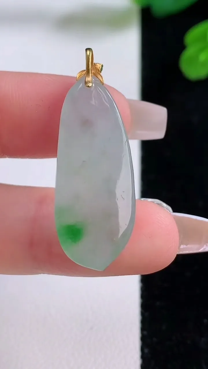 天然A货翡翠福瓜吊坠，尺寸29.9-12.5-5.8，重量:4.94g
12月4日