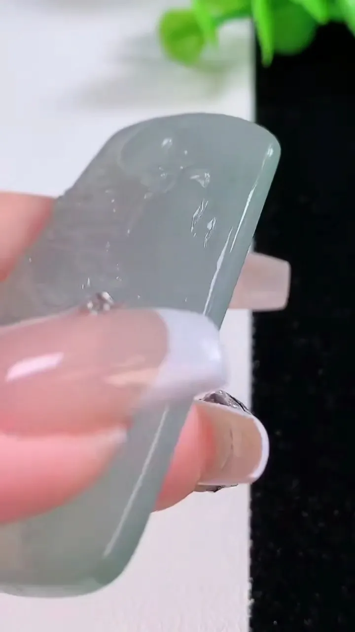 天然A货翡翠山水牌吊坠，尺寸54.6-35.5-5，重量:23.76g
12月4日