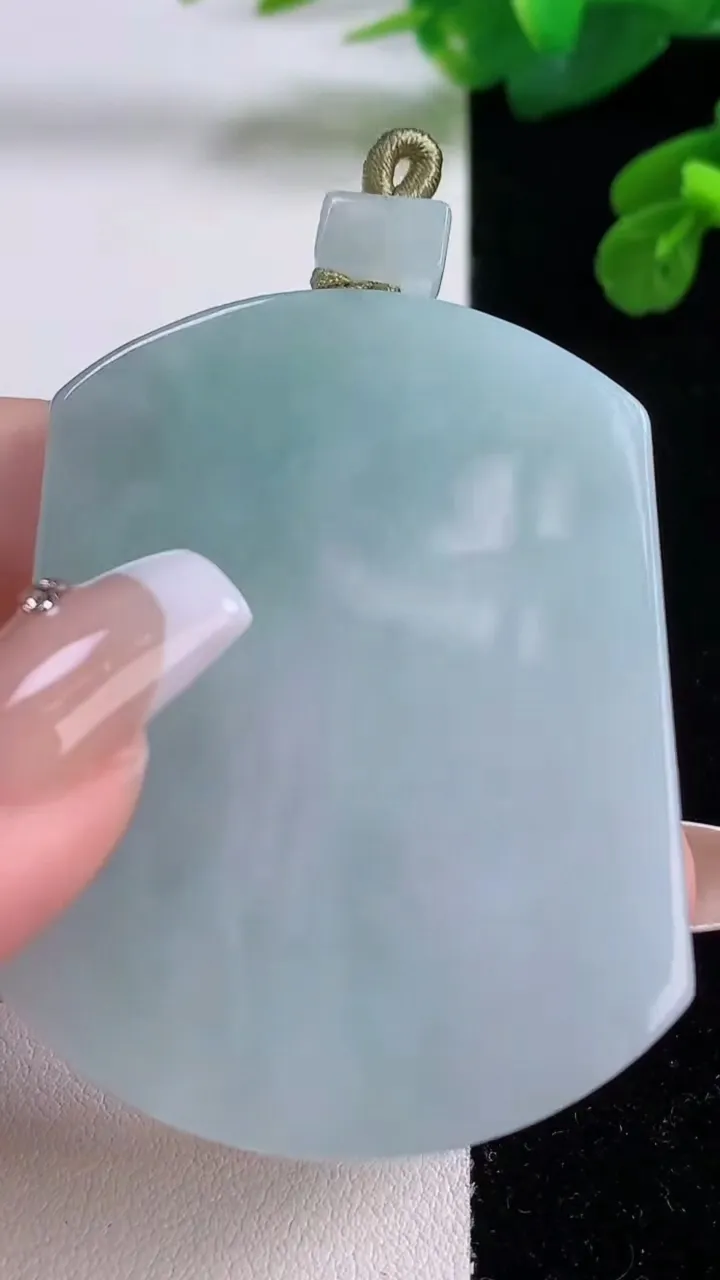 天然A货翡翠无事牌吊坠，尺寸53.6-41-5.4，重量:36.36g
12月4日