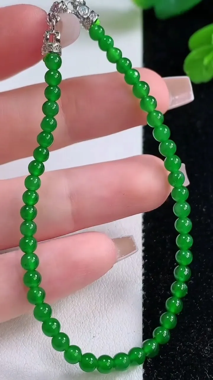 天然A货翡翠小米珠手串，尺寸3.7-47颗，重量:5.50g12月4日
工厂直销收藏佳品,种好水足，色泽均匀，有种有色，上手高大气！