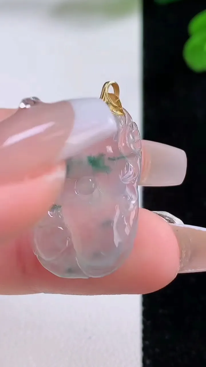 天然A货翡翠种飘花和和美美 荷叶鱼吊坠，尺寸27.6-16.5-3.6，重量:2.67g
12月4日