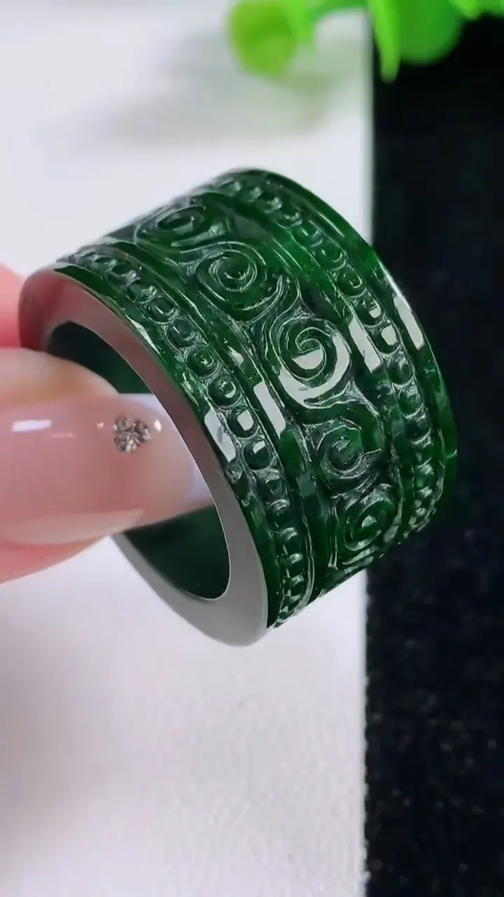 天然A货翡翠雕花扳指 戒指，尺寸22.5-16.7-3.8，重量:19.03g2025年12月4日
