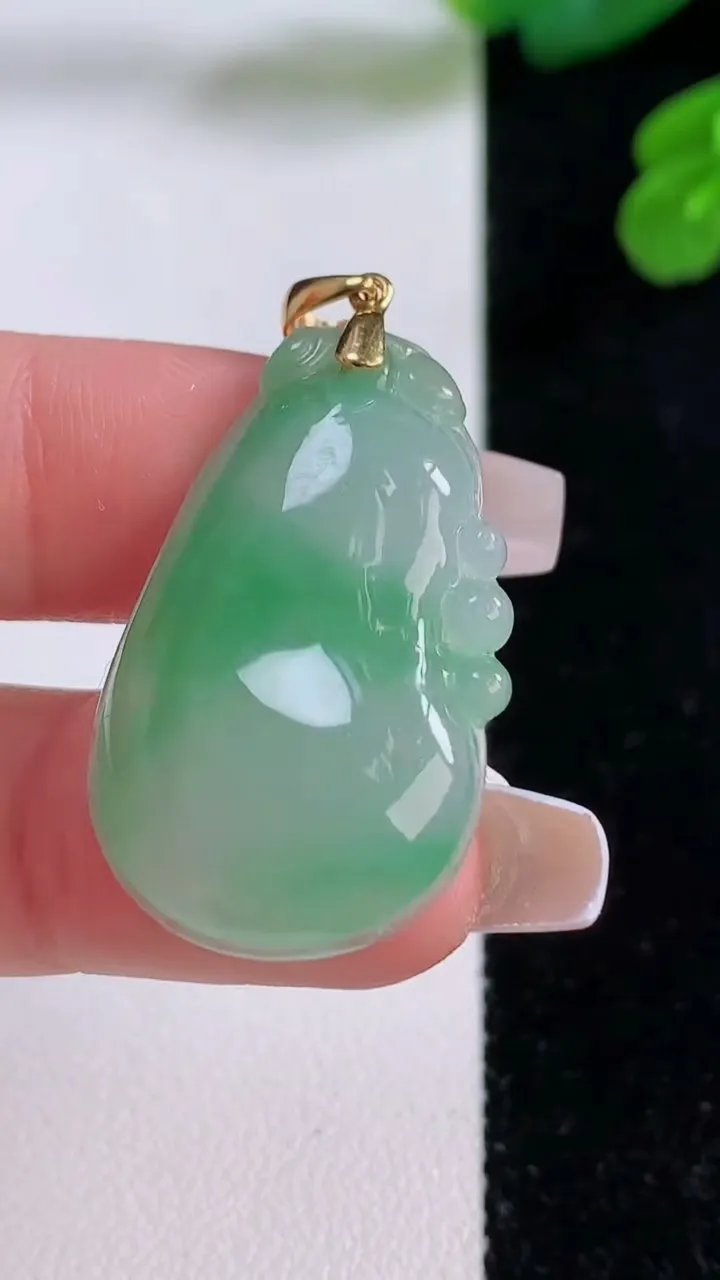 天然A货翡翠福瓜吊坠，尺寸33-19.8-5.7，重量:7.54g
12月4日