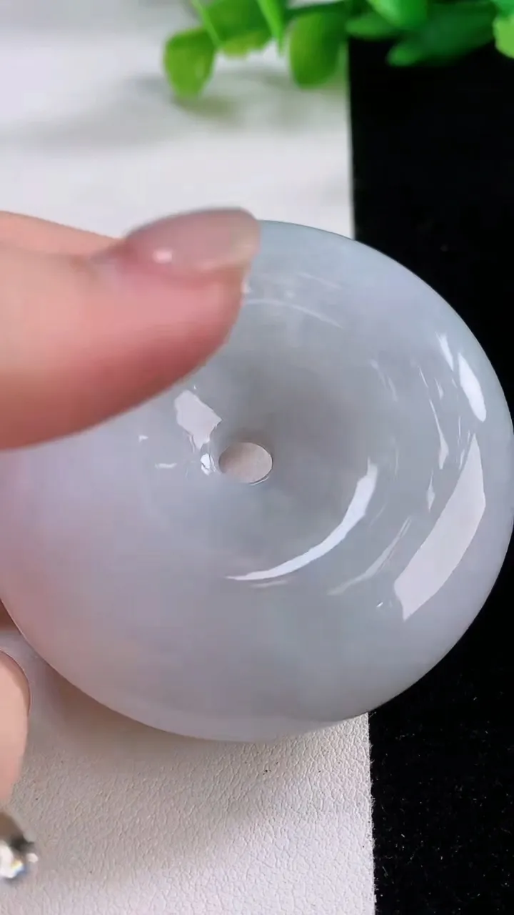 天然A货翡翠平安扣吊坠，尺寸55.5-14，重:91.80g
12月4日