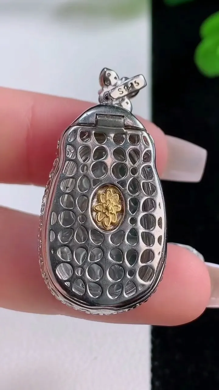 天然A货翡翠葫芦吊坠，尺寸37.3-19.2-9.2，裸石25.4-15.3重量:7.84g
12月4日