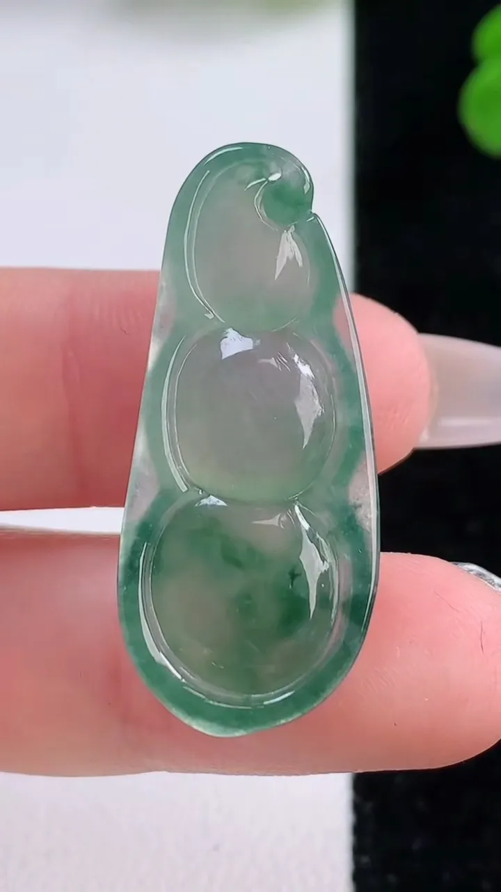 天然A货翡翠冰种飘花福豆吊坠，尺寸34.8-15.5-5.9，重量:5.34g
12月4日
