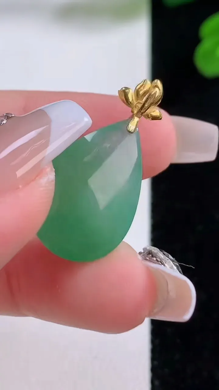 天然A货翡翠水滴吊坠，尺寸20-14.4-7.8，重量:3.96g
12月4日