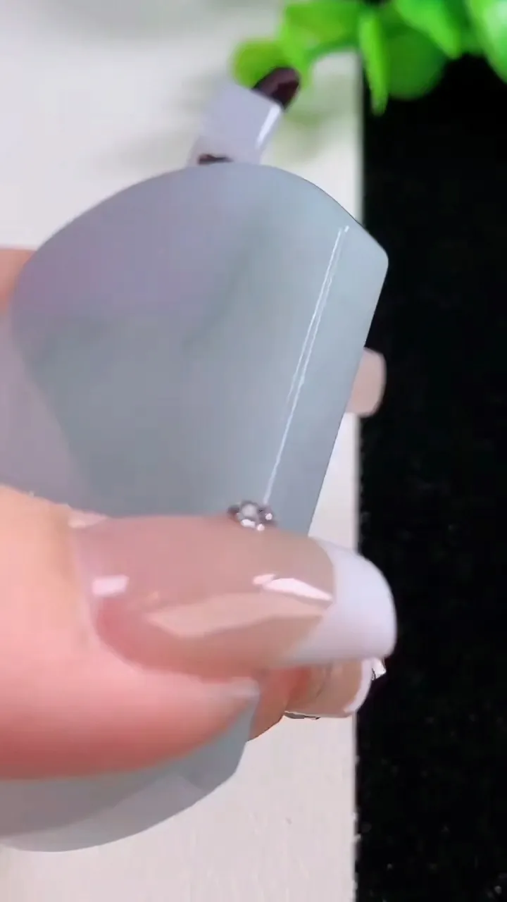 天然A货翡翠无事牌吊坠，尺寸56-40.7-5.8，重量:41.05g
12月4日