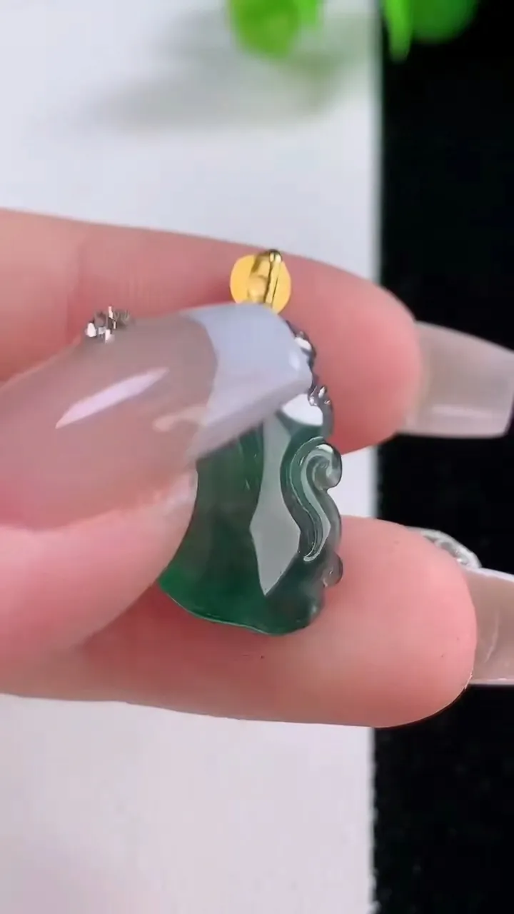 天然A货翡翠福袋吊坠，尺寸19.7-12.3-5.6，重量:2.30g
12月4日