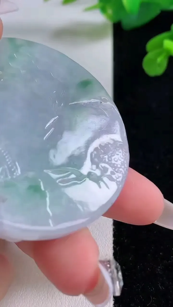 天然A货翡翠春带彩 紫罗兰山水牌吊坠，尺寸51.6-12，重量:73.92g
12月4日