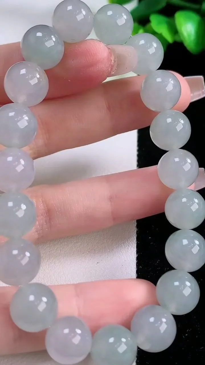 天然A货翡翠圆珠手串19颗，尺寸10.3，重量:38.04g12月4日
工厂直销收藏佳品,种好水足，色泽均匀，有种有色，上手高大气！